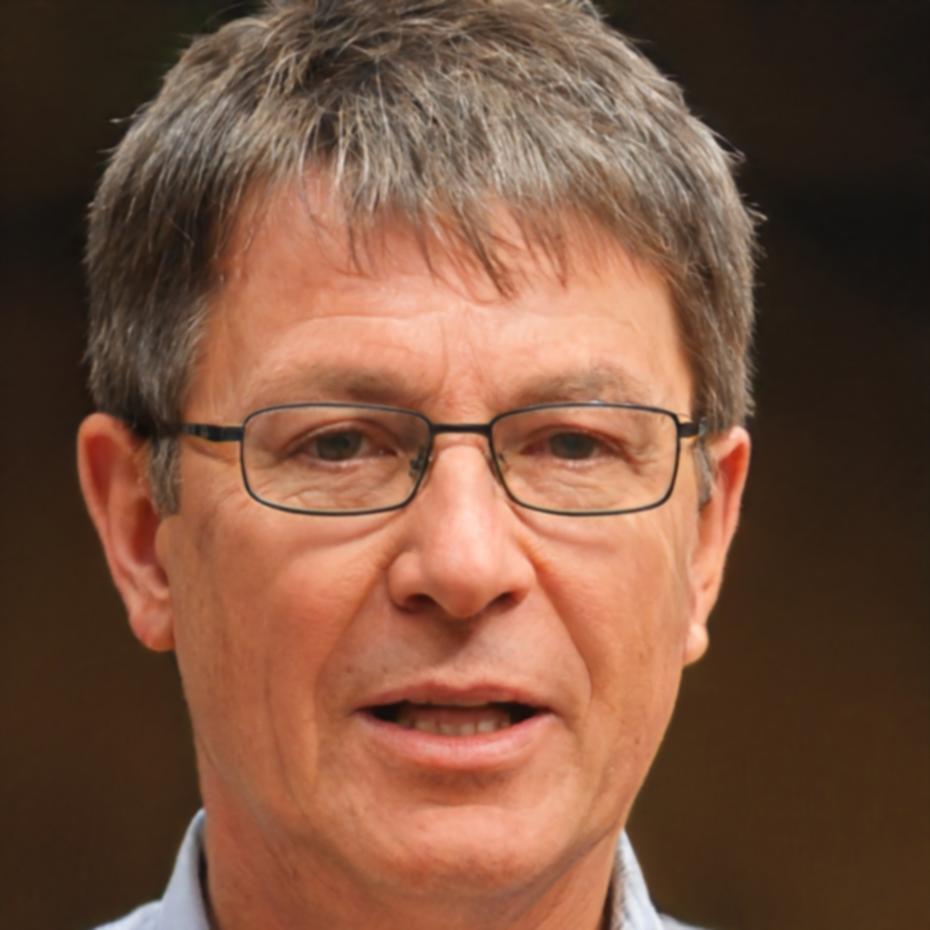 Portrait eines lächelnden Mannes mit Brille